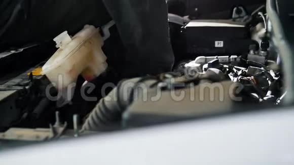 打开汽车引擎盖发动机电池喷油器汽车服务中的机械师滑块视频的预览图