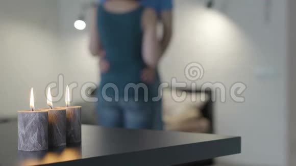 年轻夫妇在烛光下跳舞视频的预览图