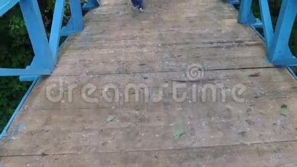 童女跑在木桥上一座木桥把岛和湖岸连接起来视频的预览图