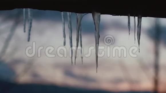 山落日背景下冰柱的特写视频的预览图