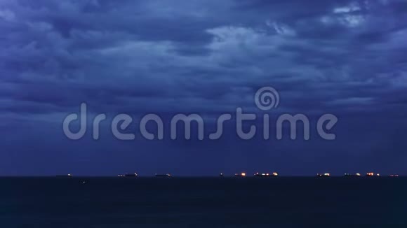 时光流逝大海和风暴云中的夜幕降临远处的船只视频的预览图