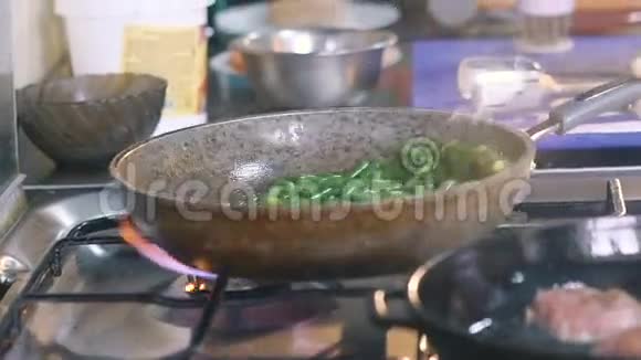 用油在煎锅上将菠菜搅匀慢慢地视频的预览图