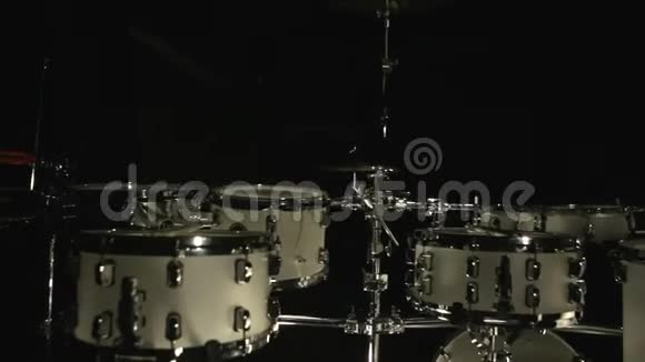鼓设备暗工作室准备鼓具音乐鼓包鼓乐器视频的预览图