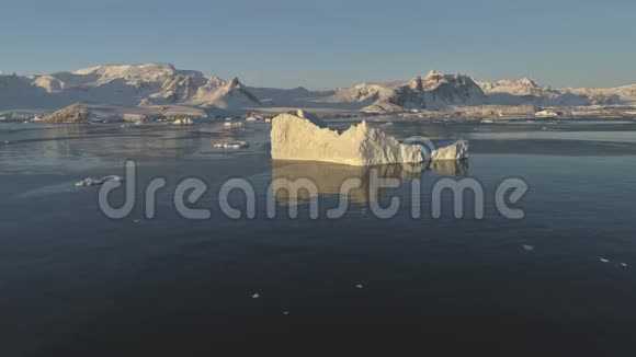 冰山融化在清澈的海洋无人机空中视野中视频的预览图
