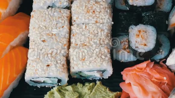 各种寿司卷黑吉里肉卷甘坎与鲑鱼鳗鱼虾费城奶酪和其他视频的预览图