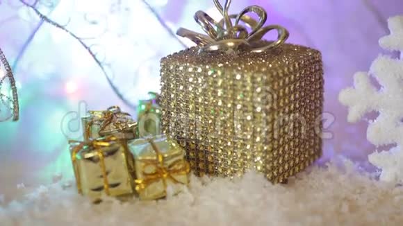 金色圣诞礼物边界与装饰豪华礼品在纹理金色背景视频的预览图