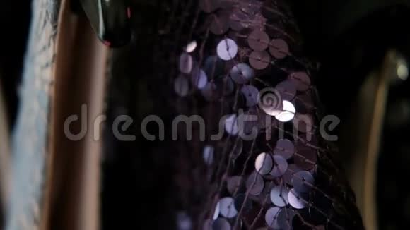 用紫色亮片制成的衣服挂在衣架上视频的预览图