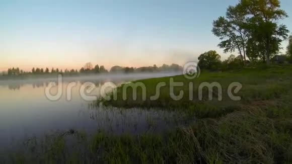清晨在河边在村里视频的预览图