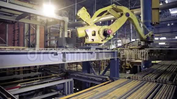 机器人在工业工厂工作包装货物视频的预览图