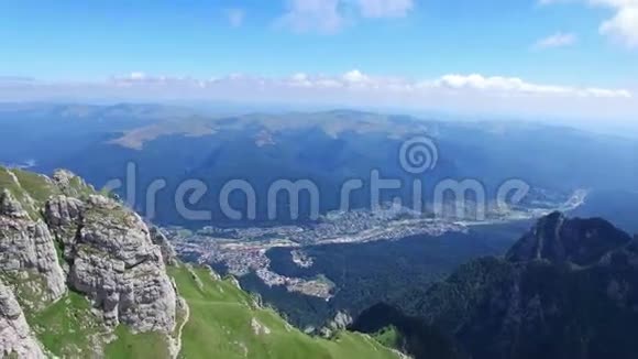 卡拉曼峰罗马尼亚徒步旅行者和Bucegi市的鸟瞰图视频的预览图