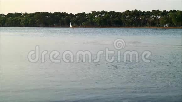 周日晚上曼谷在湖上乘坐帆船和独木舟视频的预览图