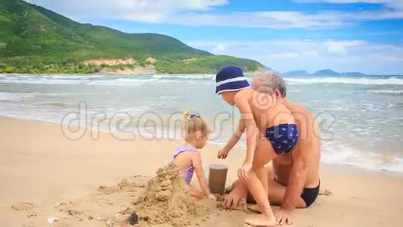 小金发女孩爷爷开始建造沙滩城堡视频的预览图