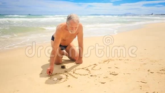 爷爷在沙滩上画画小金发姑娘在海滩上视频的预览图