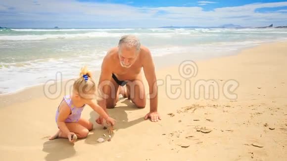 爷爷向小金发姑娘展示了海滩上的沙滩美女视频的预览图