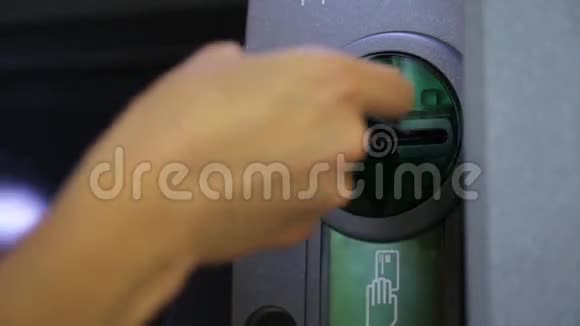 女性在自动取款机中插入信用卡银行提款机视频的预览图