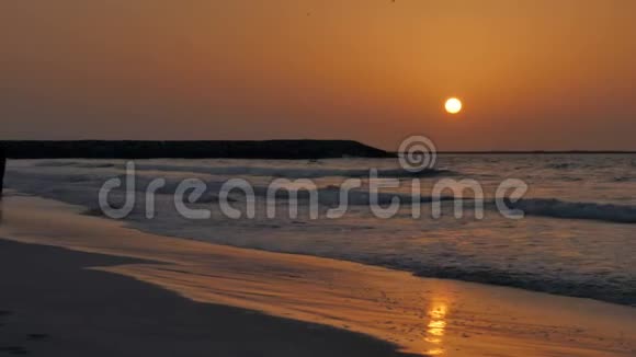 五彩缤纷的日落休息海边沙滩视频的预览图