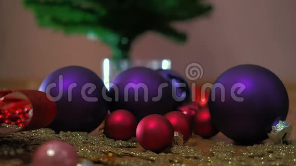 圣诞彩球地上塑料雪花曼斯手装饰圣诞三视频的预览图