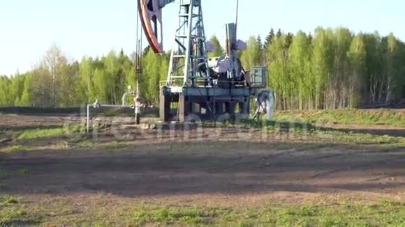 在俄罗斯工作的油井井架视频的预览图