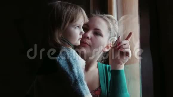 妈妈在窗户里给女儿看视频的预览图