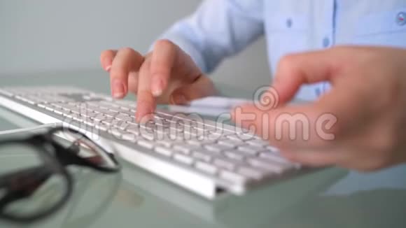 妇女通过信用卡在互联网上购买女上班族在键盘上打字网上支付概念视频的预览图