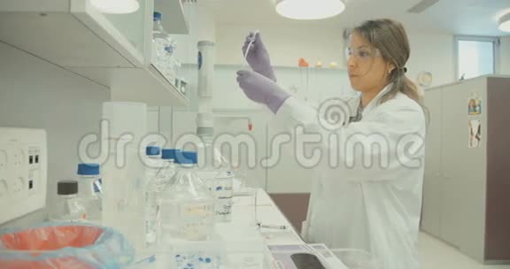 实验室技术人员在制药实验室工作视频的预览图