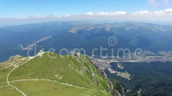 飞往罗马尼亚卡拉曼峰英雄十字路口的空中飞行视频的预览图