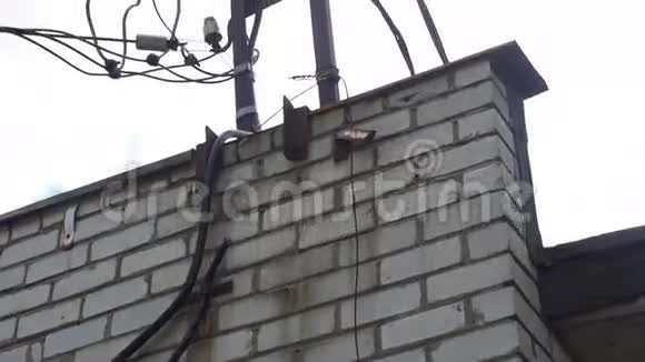电工爬上新安装的电线杆的剪影视频的预览图