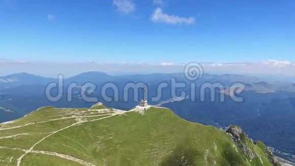 飞越罗马尼亚卡拉曼峰的英雄十字路口倾斜视频的预览图