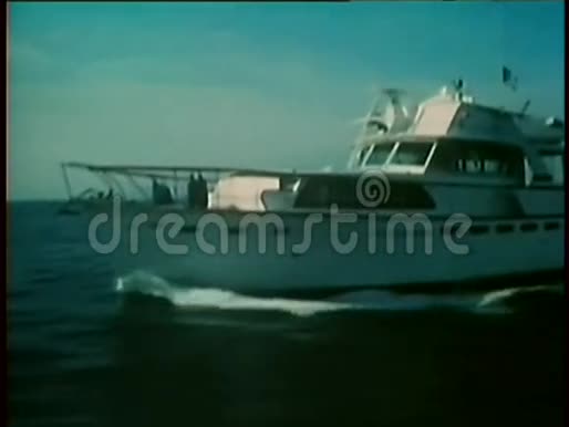 游艇在公海上旅行视频的预览图