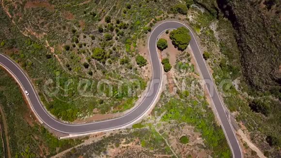 在西班牙加那利群岛的特内里费一辆汽车沿着一条山路行驶的俯视图去泰德火山泰德视频的预览图