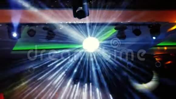 迪斯科球明亮的光线夜间派对背景吊在天花板上的迪斯科球在聚会上闪闪发光慢慢视频的预览图