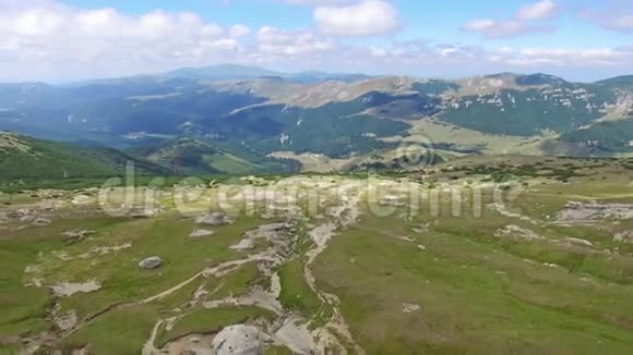 飞越罗马尼亚Bucesgi高原的Babele天然纪念碑视频的预览图