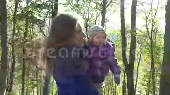 初生婴儿在大自然的怀抱中背景是秋天4公里视频的预览图