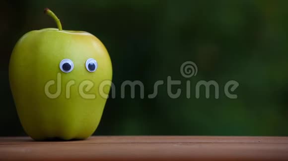 苹果眼凳花园夏天视频的预览图