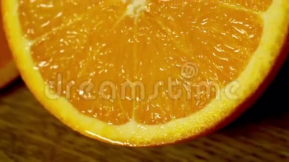 柠檬切成两半摄像机自下而上移动视频的预览图