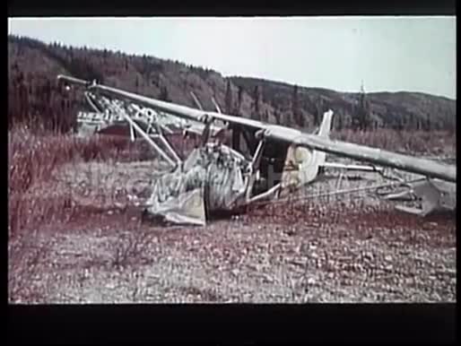 飞机失事和陆地上的船只视频的预览图