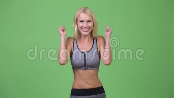 年轻快乐美丽的女人看起来很兴奋准备去健身房视频的预览图