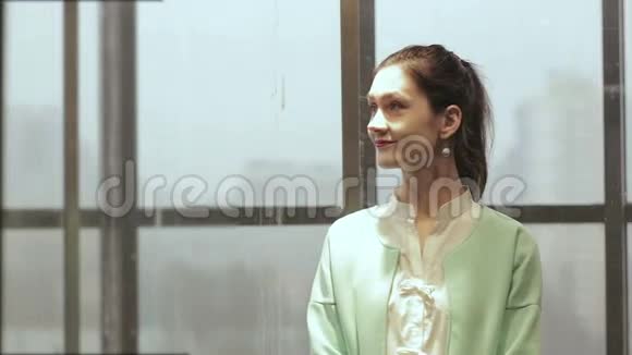 微笑的女孩下了电梯视频的预览图