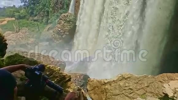 岩石间巨大的瀑布墙视频的预览图