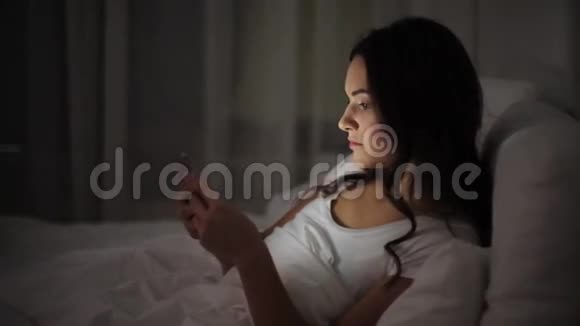 有智能手机睡觉的女人视频的预览图