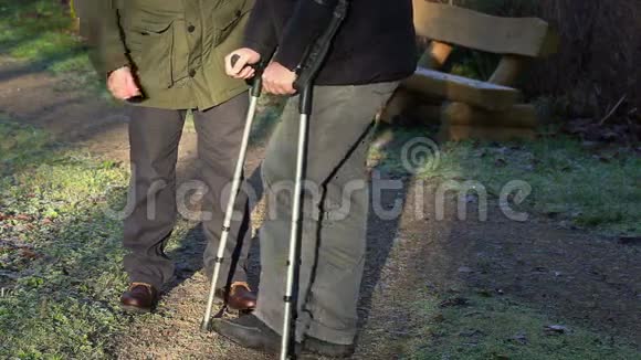 助手试图帮助拄拐杖的残疾人视频的预览图