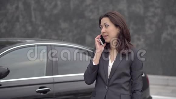 成功的商界女性在用手机聊天视频的预览图