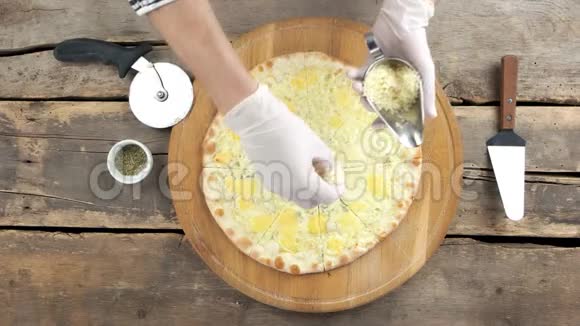 厨师做奶酪披萨视频的预览图