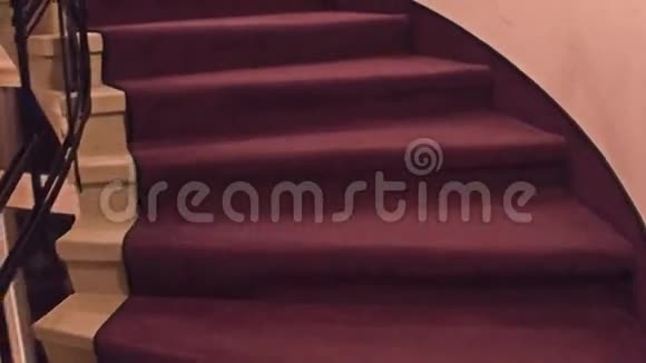 stadicam的特写镜头一般的老建筑楼梯覆盖地毯4K视频视频的预览图