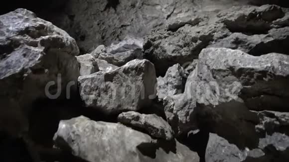 带蓝色背光的石洞石窟视频的预览图
