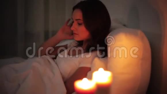 躺在床上的女人吹蜡烛睡觉视频的预览图