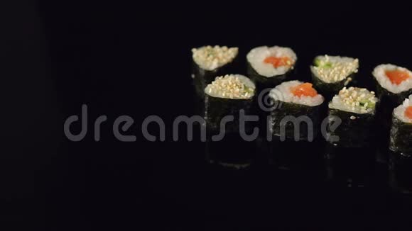 黑色背景的日本海鲜寿司视频的预览图