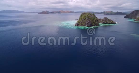 马尔瓦威礁和珊瑚花园在冠状巴拉望菲律宾视频的预览图
