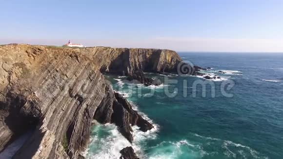 悬崖顶上的灯塔葡萄牙卡博萨尔道的鸟瞰图视频的预览图