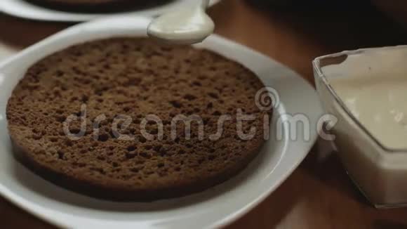 两个人在巧克力蛋糕上撒奶油视频的预览图